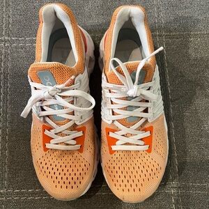 On Women’s Cloudswift Sneakers, only worn a handful of times, size 6.5